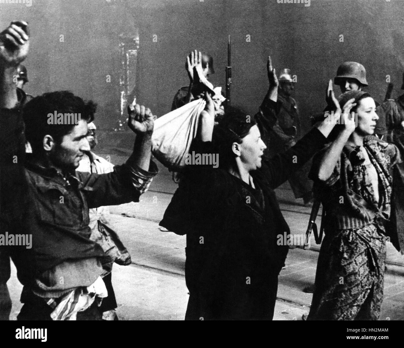 Ghetto di Varsavia: combattenti della resistenza arrestati dalla officiers tedesco del XX secolo la Polonia, la seconda guerra mondiale la guerra Centre de documentation juive Foto Stock