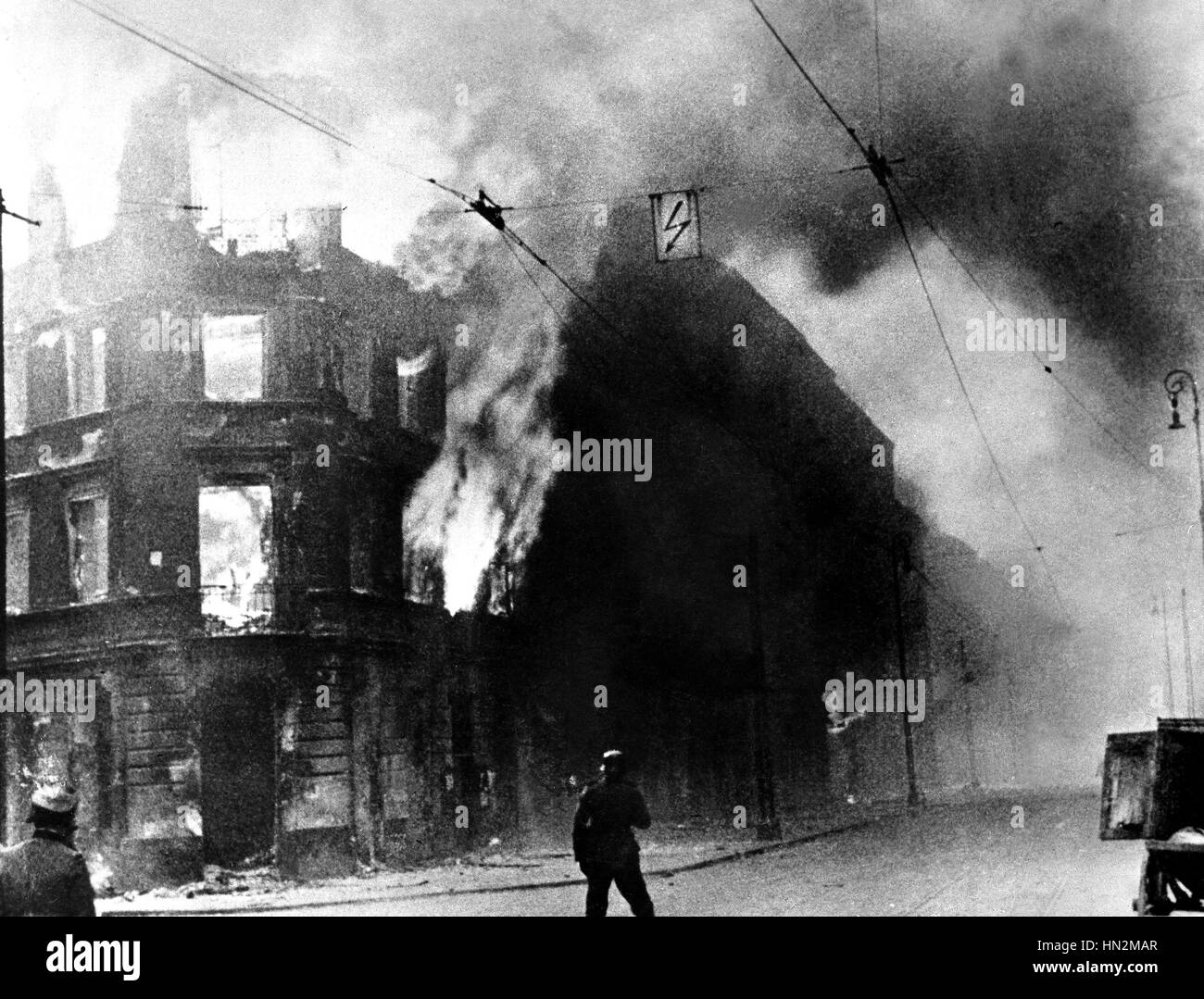 Ghetto di Varsavia: edifici di fuoco durante l'insurrezione. 1943 la Polonia, la seconda guerra mondiale la guerra Centre de documentation juive Foto Stock