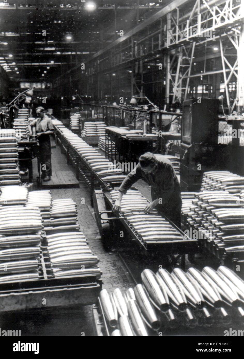 Controllo di granate in una fabbrica di armamento GERMANIA - SECONDA GUERRA MONDIALE Foto Stock