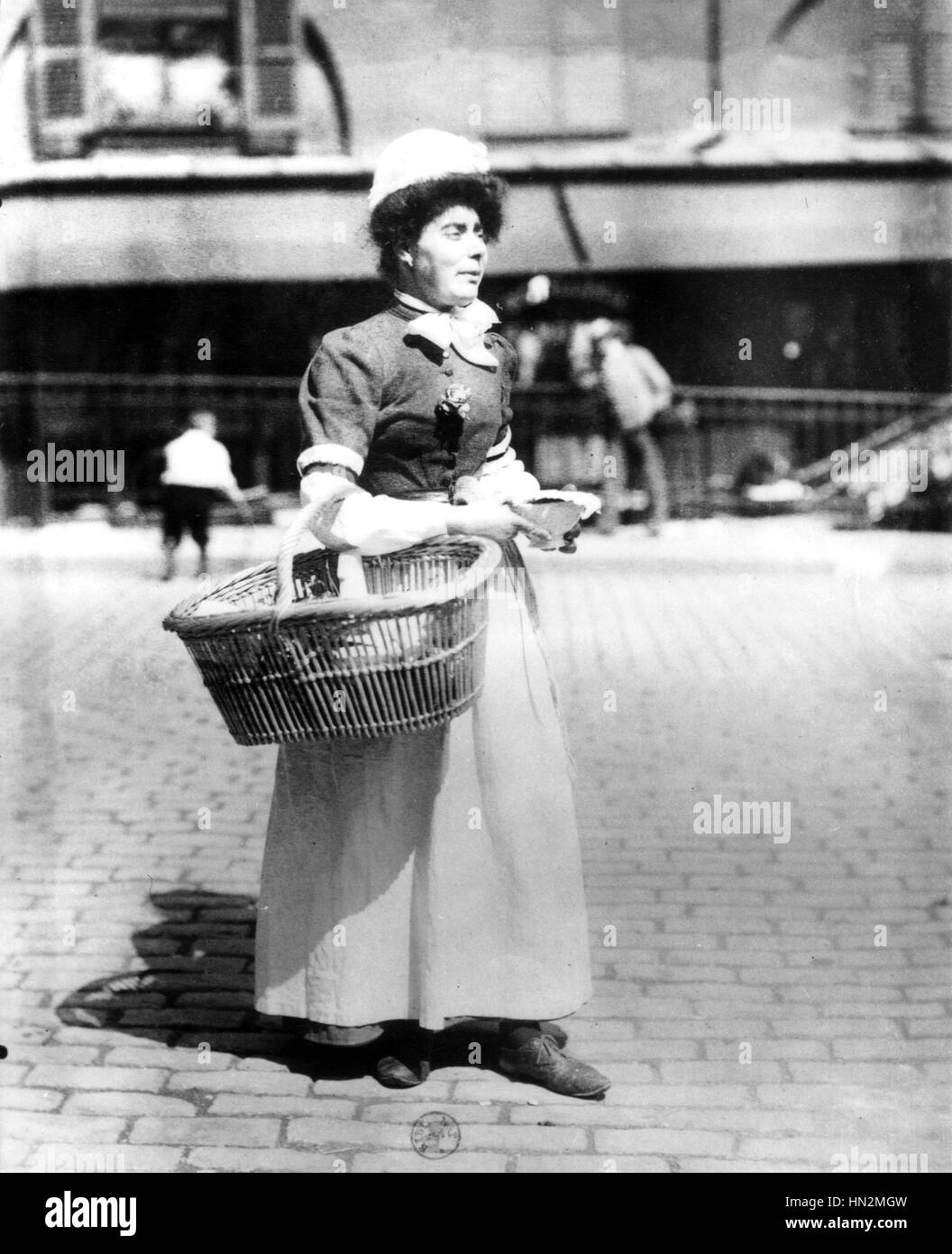 Fotografia di Eugene Atget. Prodotti lattiero-caseari peddler Francia 1898 Foto Stock