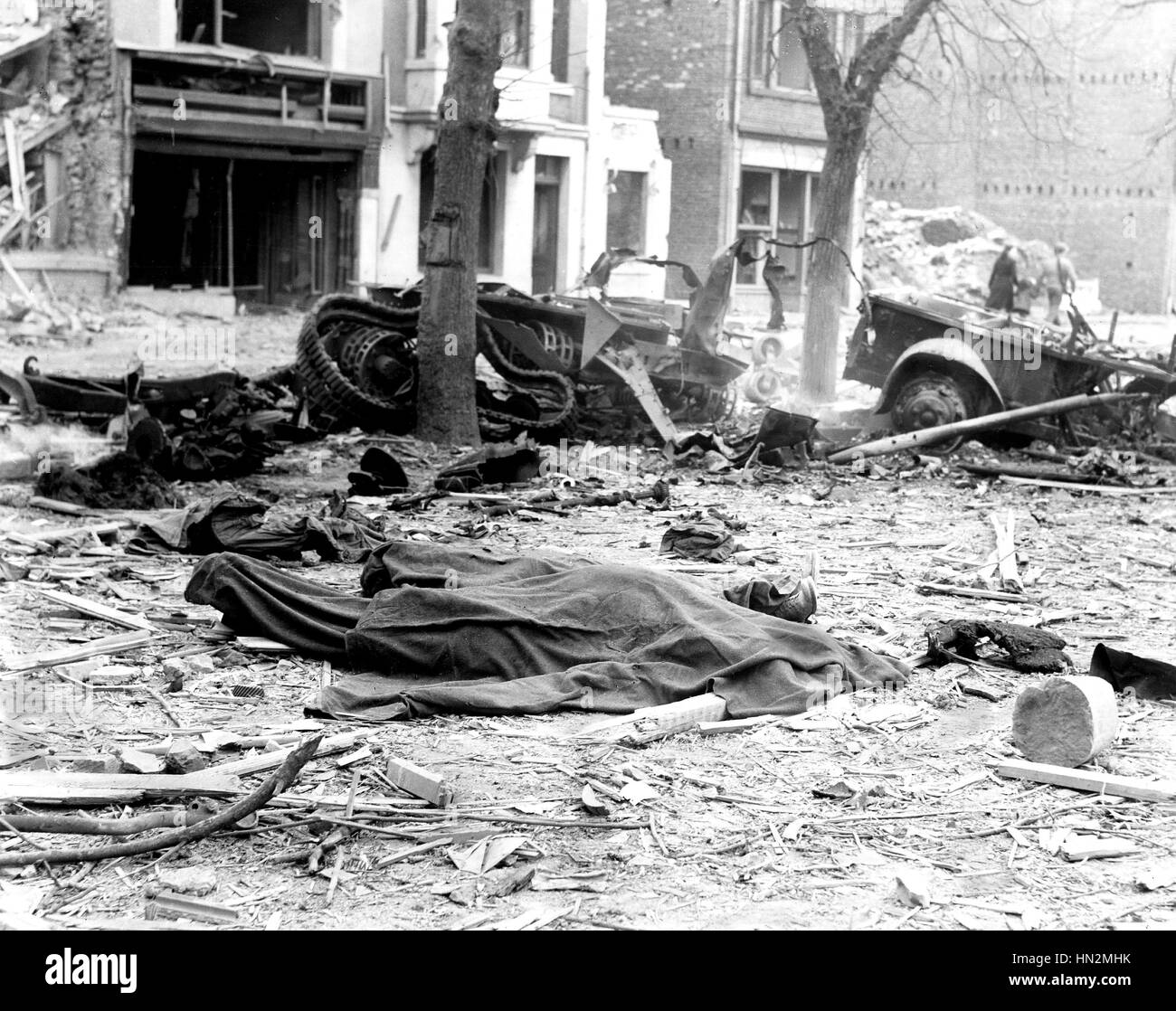 Strada di Bastogne dopo un bombardamento con il tedesco forze aeree 1944 Belgio, la seconda guerra mondiale la guerra degli archivi nazionali, Washington Foto Stock