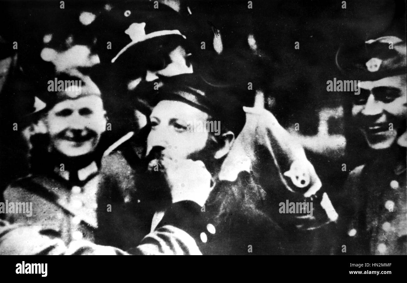 Ghetto di Varsavia Tedeschi di tagliare la barba di ebrei xx Polonia - II Guerra Mondiale di Parigi. Biblioteca nazionale Foto Stock