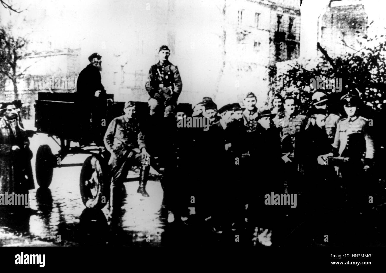 Gli ebrei utilizzate dai tedeschi per tirare i carrelli xx Polonia - Seconda Guerra Mondiale Foto Stock
