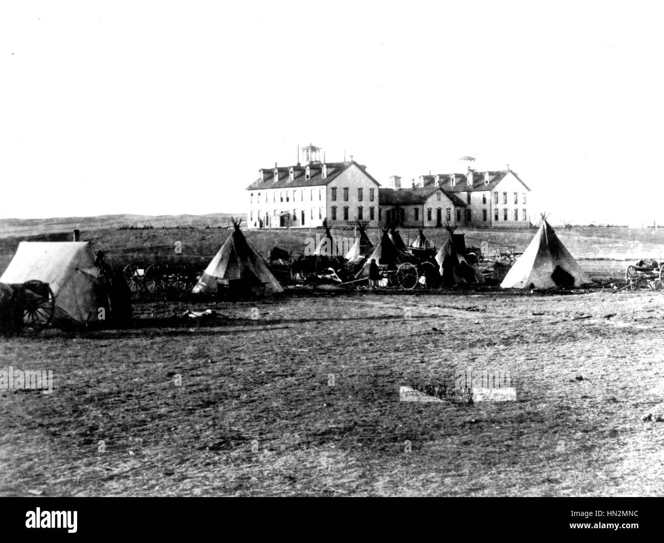 Villaggio di indiani in Pine Ridge in background e la scuola. Fine del XIX secolo gli Stati Uniti Washington. La biblioteca del congresso Foto Stock