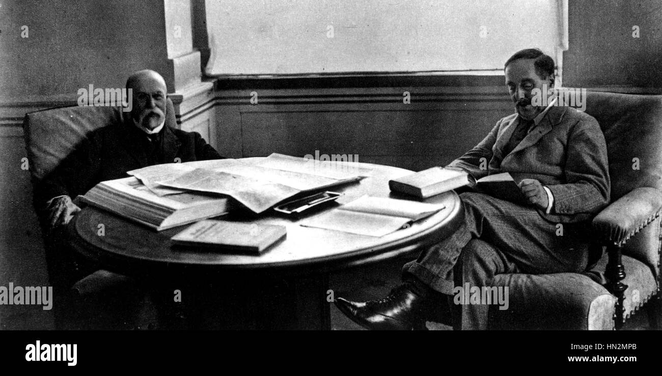 Masaryk con H.G. Pozzetti in castello Topolcianky 1923 Cecoslovacchia Foto Stock