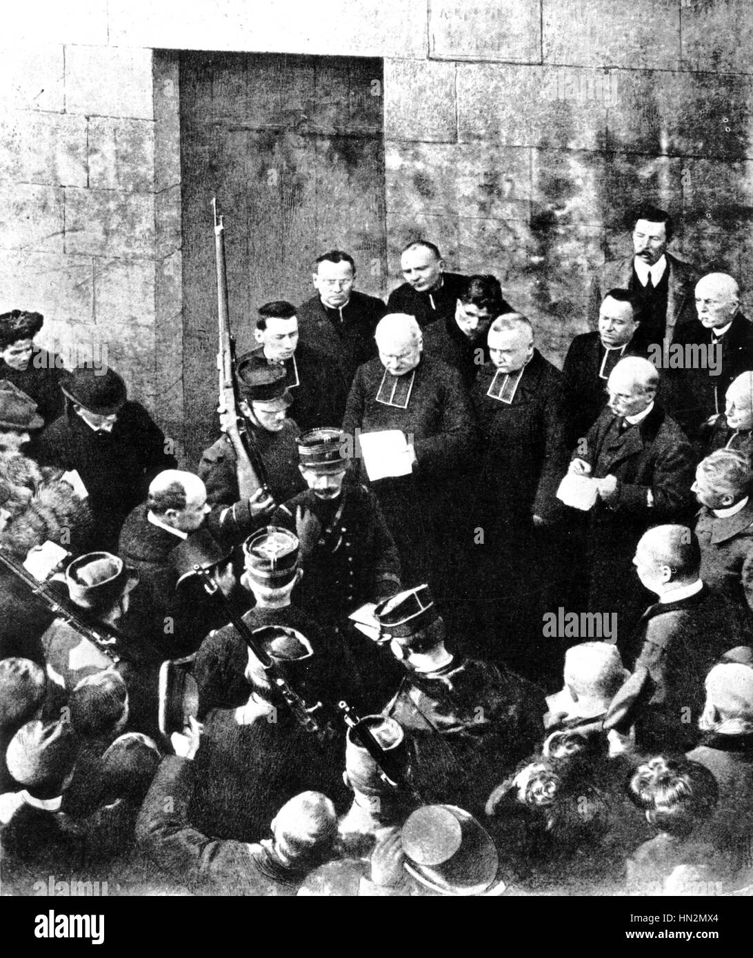 La Francia la separazione della chiesa e dello stato. Ufficiali della linea XLVII durante l'inventario presso San Servan chiesa. 1906 Foto Stock