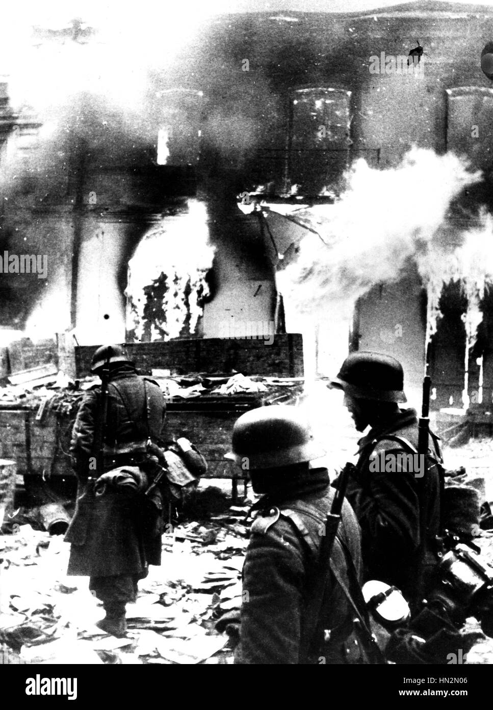 I soldati tedeschi la visione di una città sul fuoco del xx secolo URSS, la seconda guerra mondiale la guerra Foto Stock