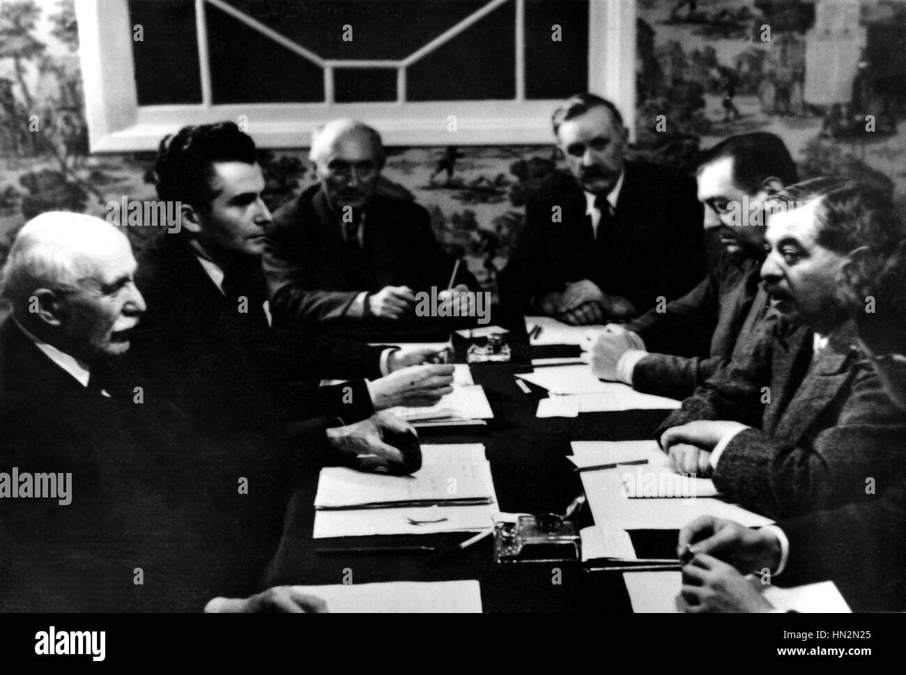 Governo Vichy consiglio nazionale del governo Vichy: Petain, sinistra, con Laval Luglio 1940 Francia, la seconda guerra mondiale la guerra Foto Stock