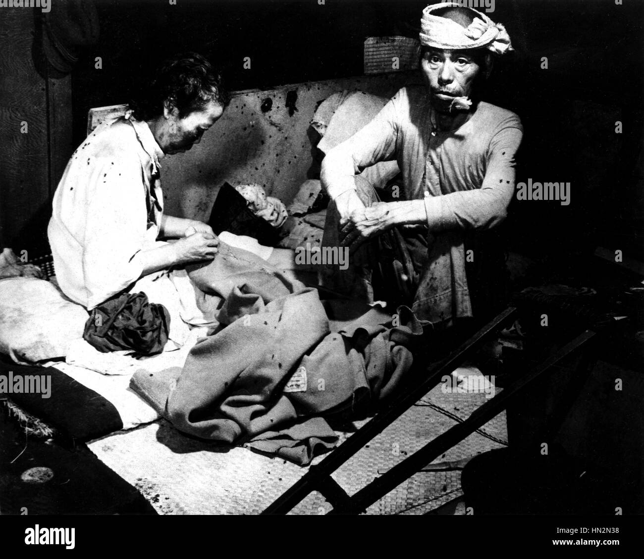 Le vittime della bomba atomica di Hiroshima, nella città infestata da mosche del XX secolo il Giappone - la II Guerra Mondiale degli archivi nazionali. Washington Foto Stock