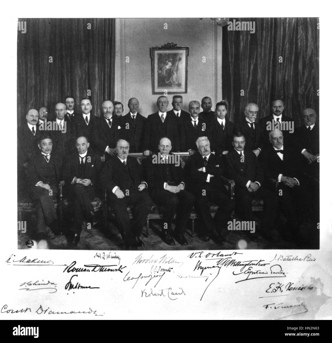 La Commissione speciale della conferenza di pace, che ha redatto il patto della lega delle nazioni. Il Presidente Wilson è in piedi in mezzo. 1919 Foto Stock