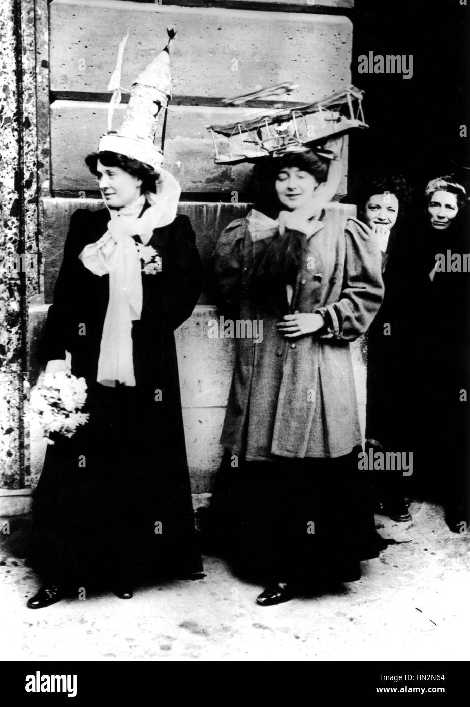 Celebrazione della 'Catherinettes" (25-anno-vecchio-le donne non sposate ancora dalla festa di Santa Caterina), che rende omaggio alla Bleriot Francia 1909 Foto Stock