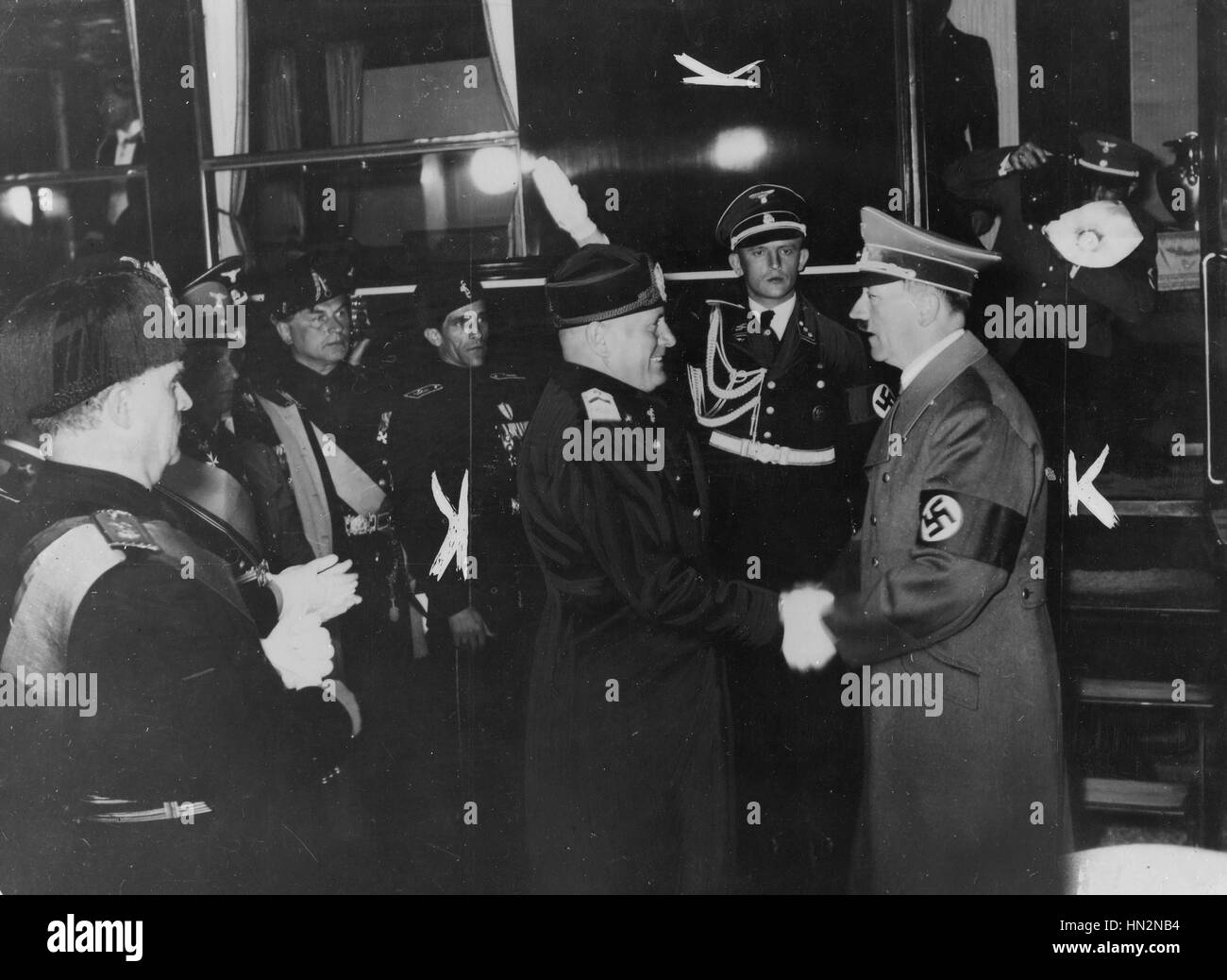 Di Hitler in visita ufficiale in Italia: Benito Mussolini agitando la mano di Adolf Hitler prima della sua partenza. Maggio 10, 1938 Foto Stock