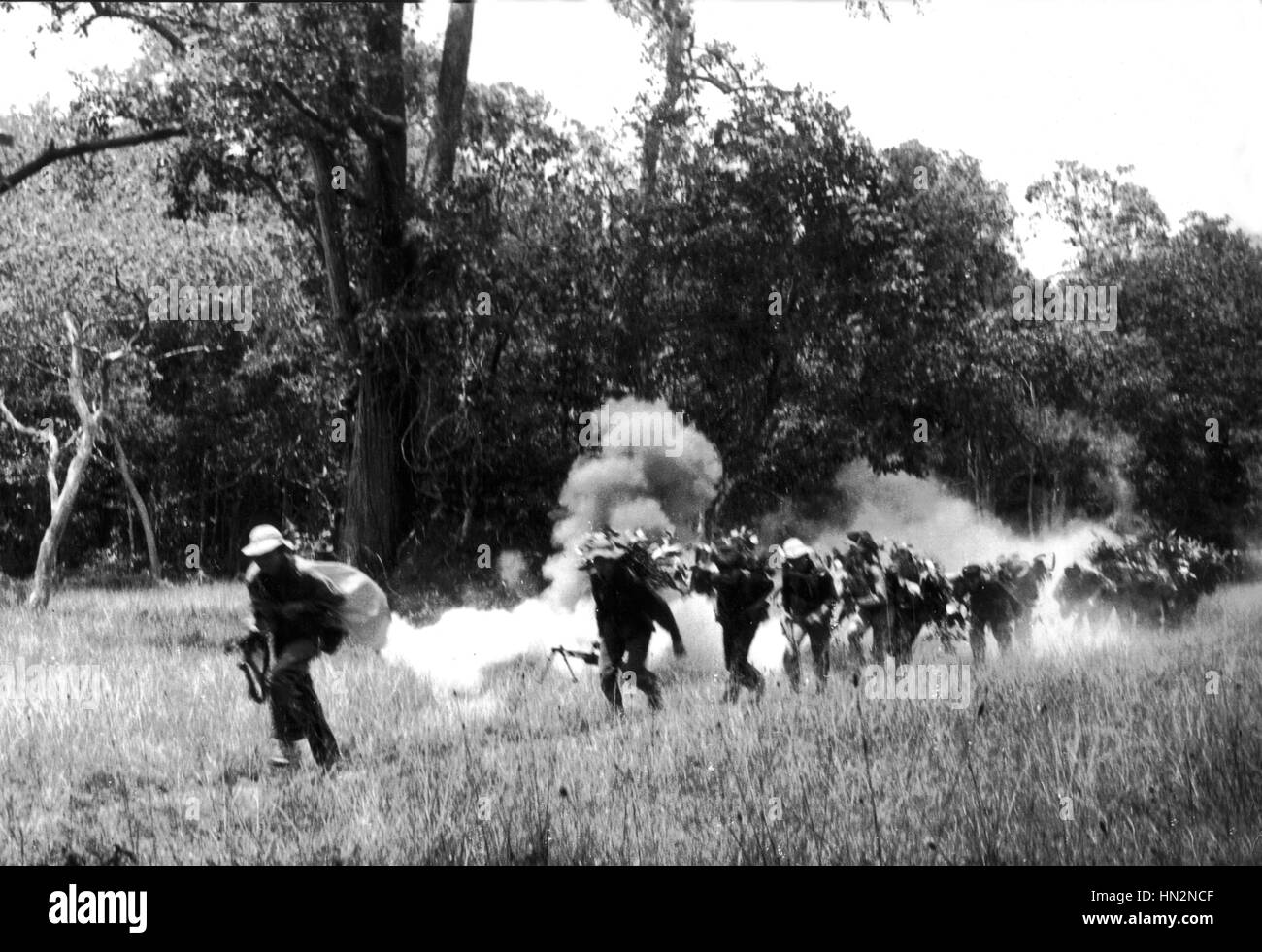 Colonna del Sud Vietnam soldati sotto il fuoco. Anni sessanta guerra del Vietnam Foto Stock