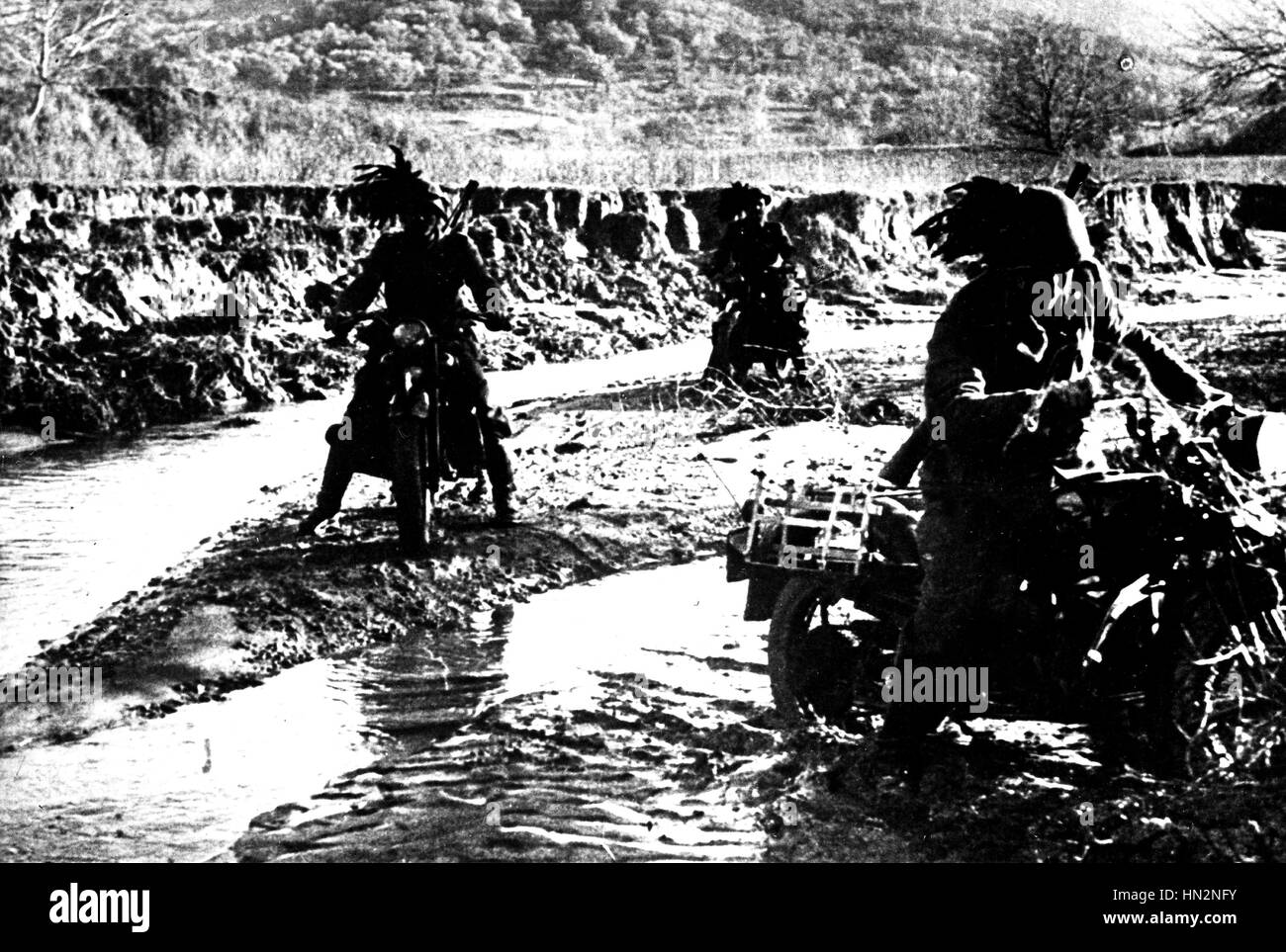 Le truppe italiane che attraversa un fiume aprile 1941 la Jugoslavia, la seconda guerra mondiale la guerra Foto Stock
