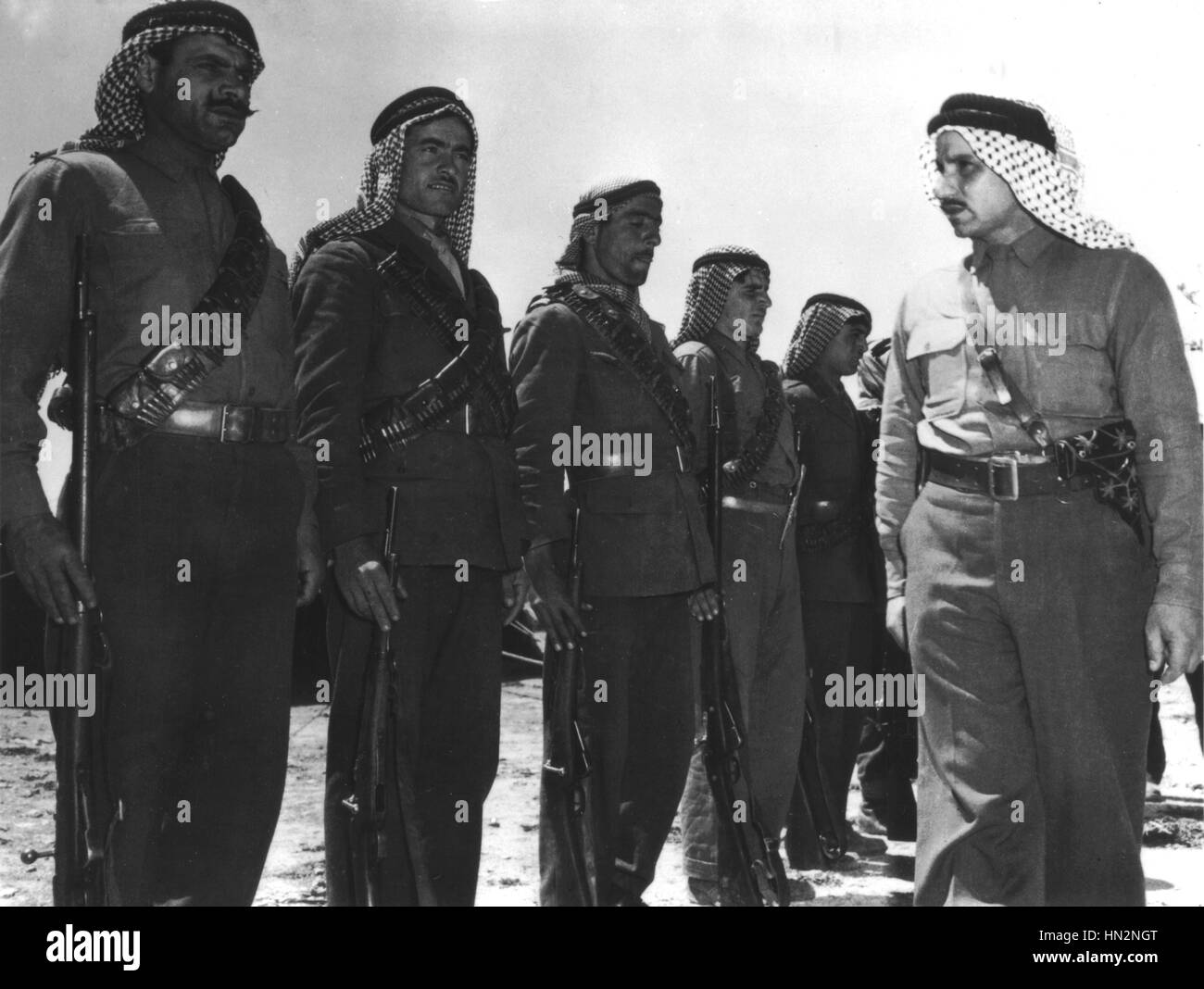 Arab Liberation Army: Fawzi Bey el Kawuki (leader del mondo arabo movimenti di liberazione) ispeziona iraniano e le truppe siriane (nord-est della Palestina) che lotta contro gli Ebrei Aprile 17, 1948 la Palestina, Israele Washington, archivi nazionali Foto Stock