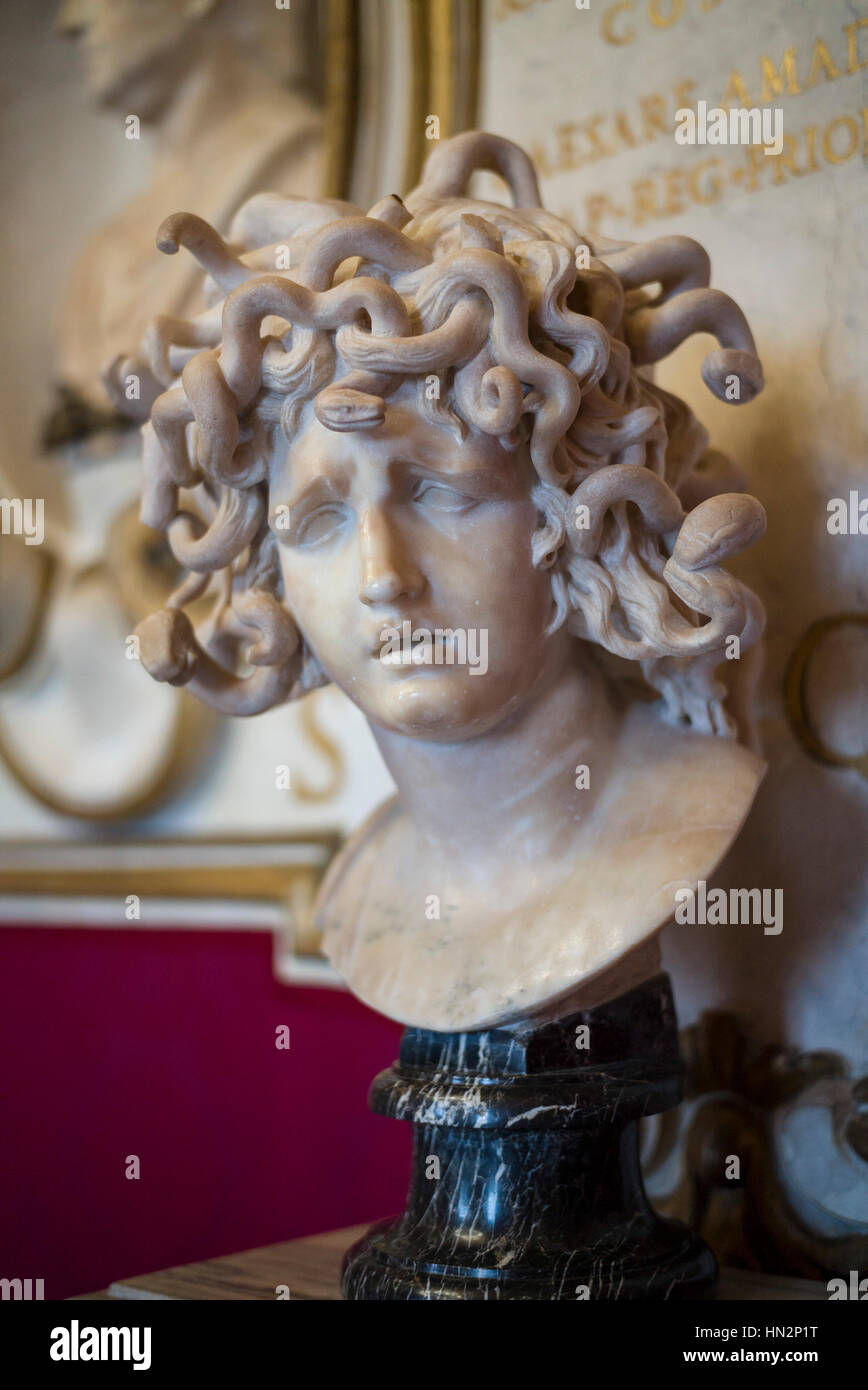 Roma. L'Italia. Busto in marmo scultura della mitologia greca Gorgone Medusa, da Gian Lorenzo Bernini (1598-1680), ca. 1644-1648. Museo Capitolino. Foto Stock