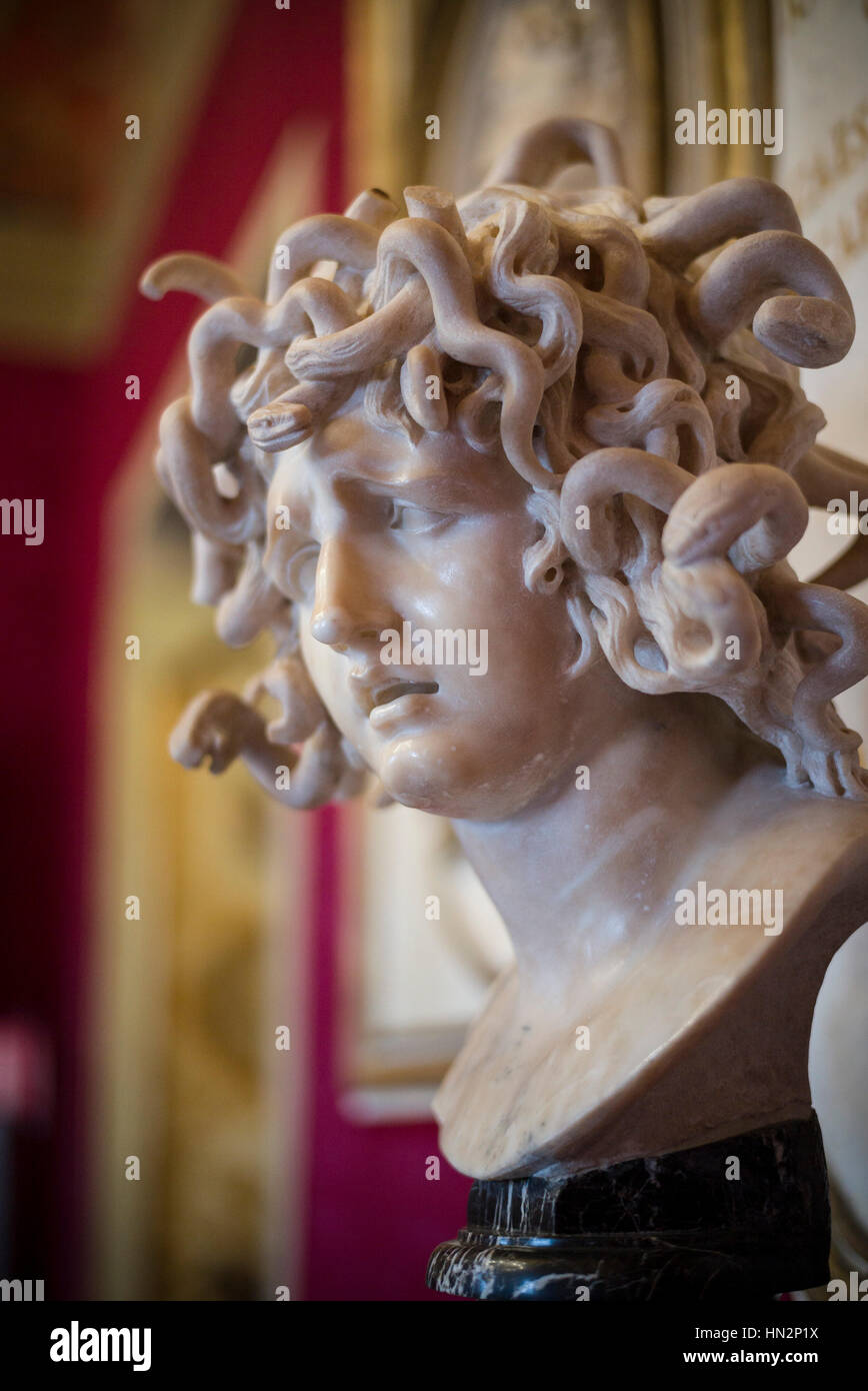 Roma. L'Italia. Busto in marmo scultura della mitologia greca Gorgone Medusa, da Gian Lorenzo Bernini (1598-1680), ca. 1644-1648. Museo Capitolino. Foto Stock