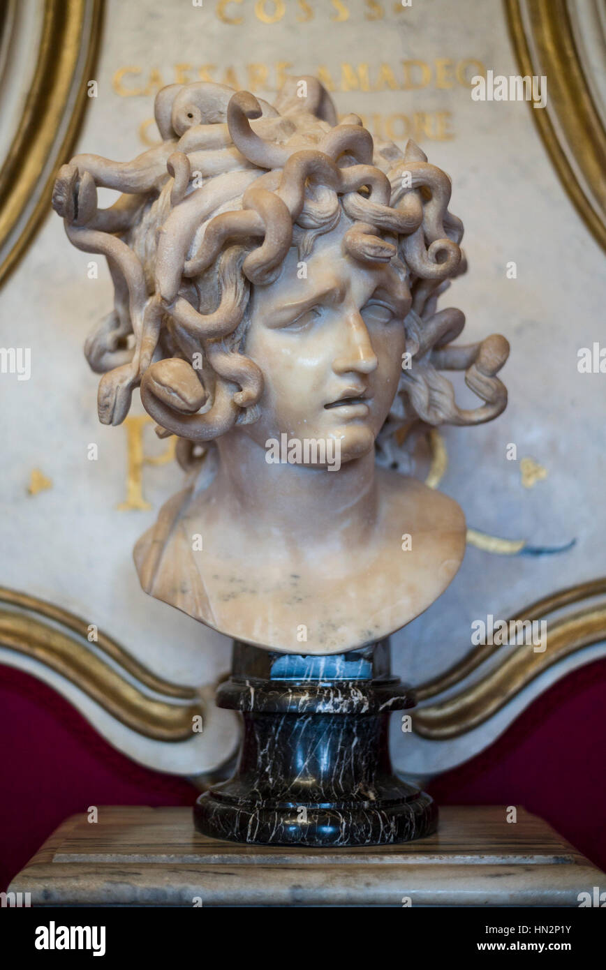 Roma. L'Italia. Busto in marmo scultura della mitologia greca Gorgone Medusa, da Gian Lorenzo Bernini (1598-1680), ca. 1644-1648. Museo Capitolino. Foto Stock