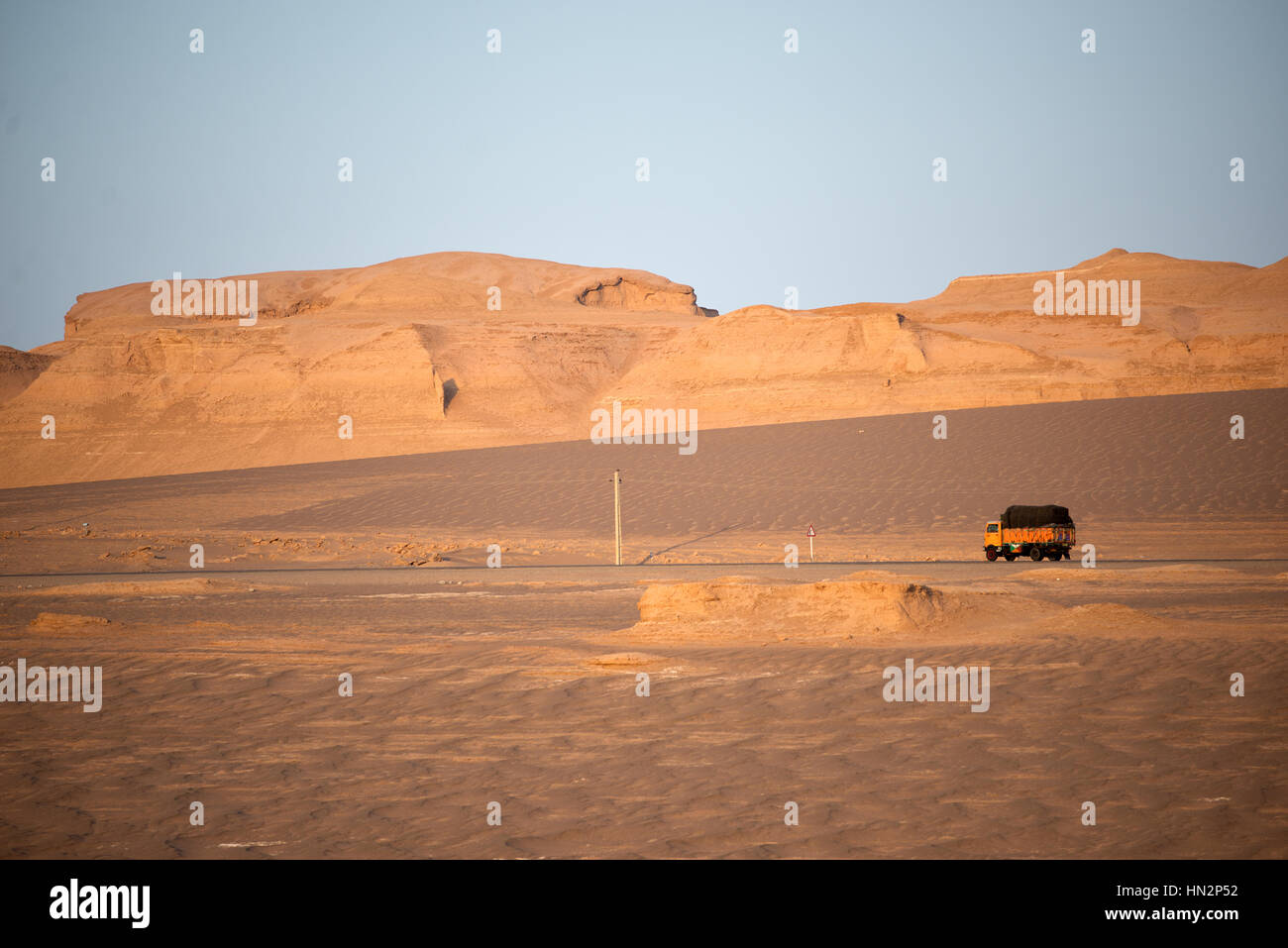 Un camion attraversando Dasht-e deserto lut, kerman provincia, Iran Foto Stock
