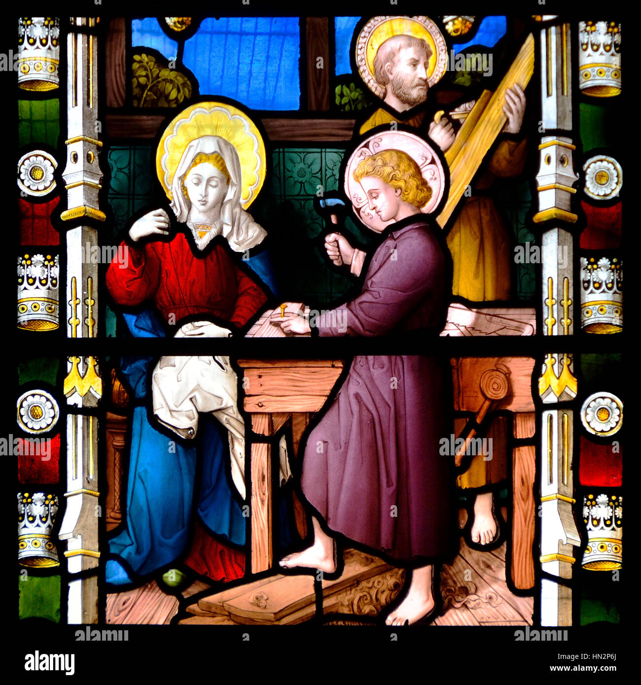 Faversham Kent, Inghilterra. Santa Maria della Carità chiesa parrocchiale. Finestra di vetro colorato: giovane Gesù nel suo padre la bottega del falegname Foto Stock