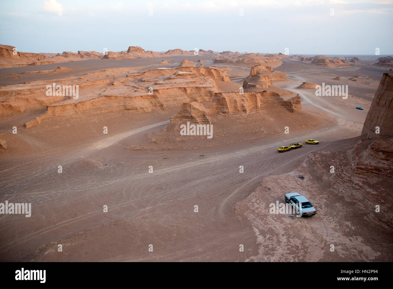 Auto parcheggiata in corrispondenza di Dasht-e deserto lut, kerman provincia, Iran Foto Stock