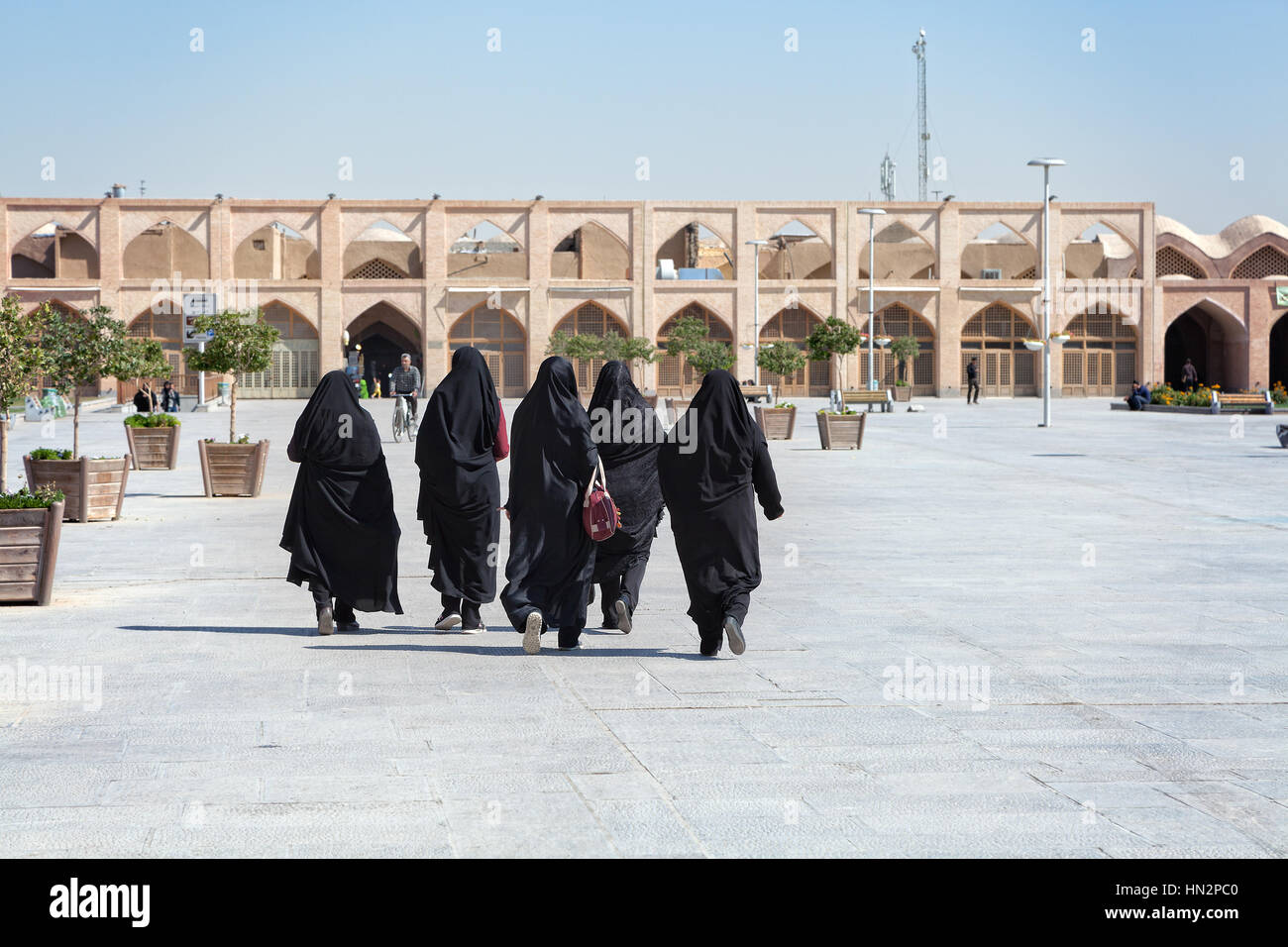 Le donne iraniane vestita di nero abiti islamici Foto Stock