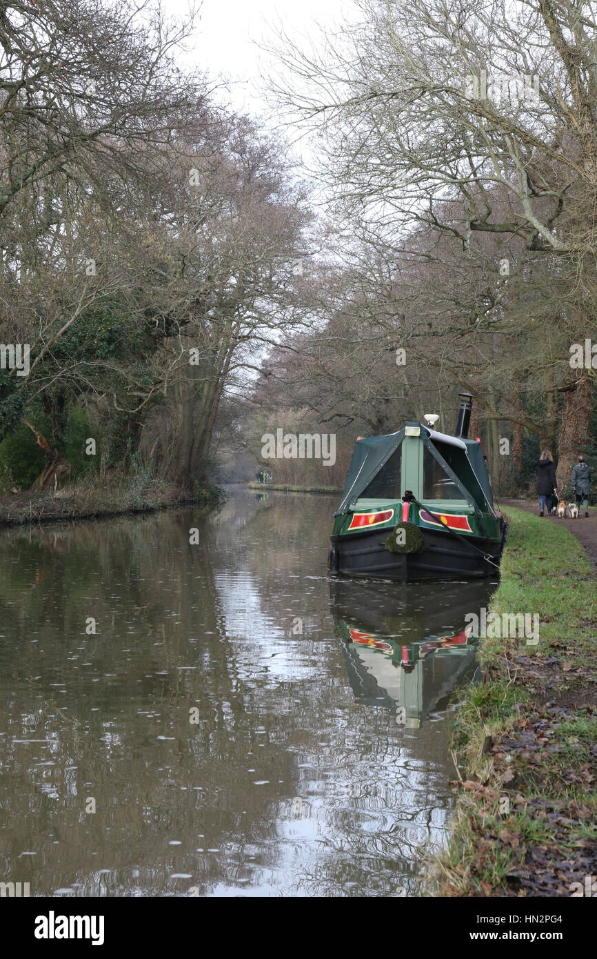 Houseboat chiatta ormeggiata la strada alzaia sul Wey canale di navigazione in Surrey Foto Stock