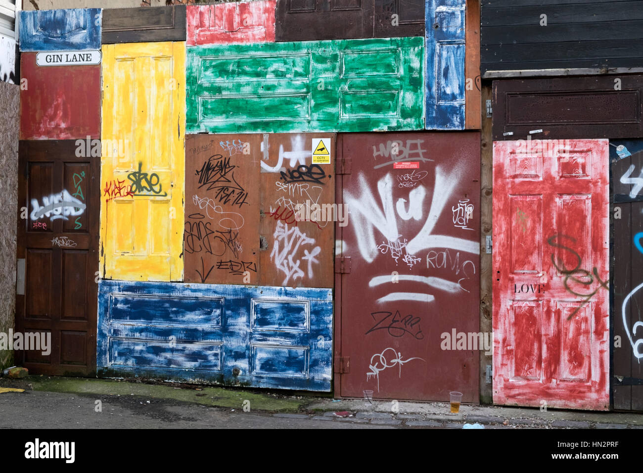 Porte colorate e Graffiti Foto Stock