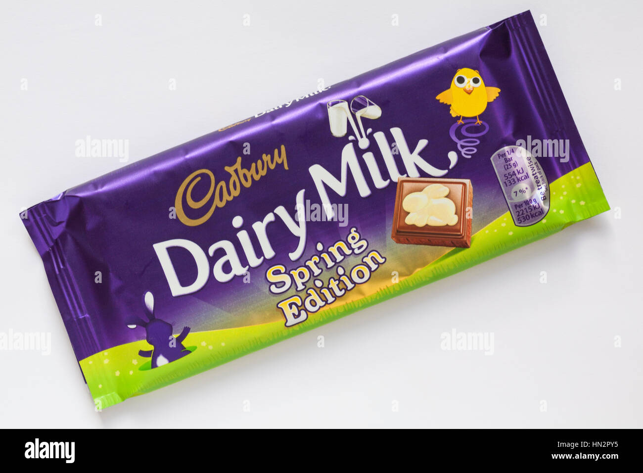 Cadbury Dairy Milk Spring Edition barra di cioccolato isolato su sfondo bianco Foto Stock