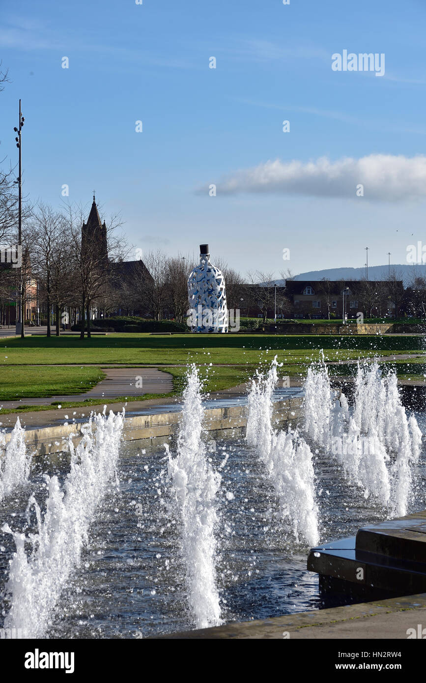 Getti di acqua in Middlesbrough town center giardini con il James Cook Bottiglia di note Foto Stock