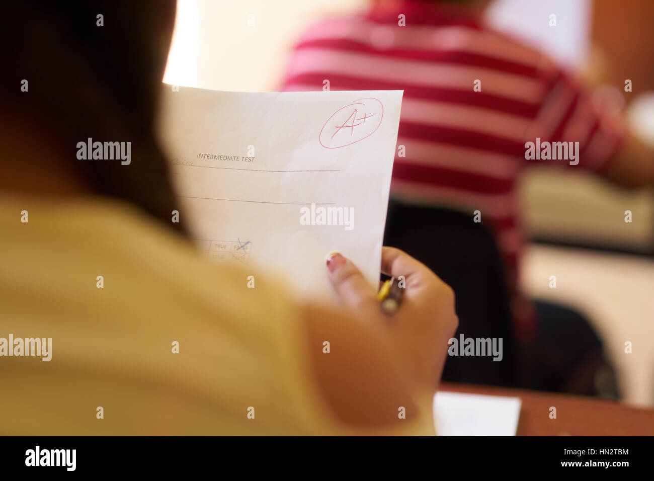 I giovani e l'istruzione. Gruppo di studenti ispanici in classe a scuola durante la lezione. Di buona qualità per smart studente su test Foto Stock