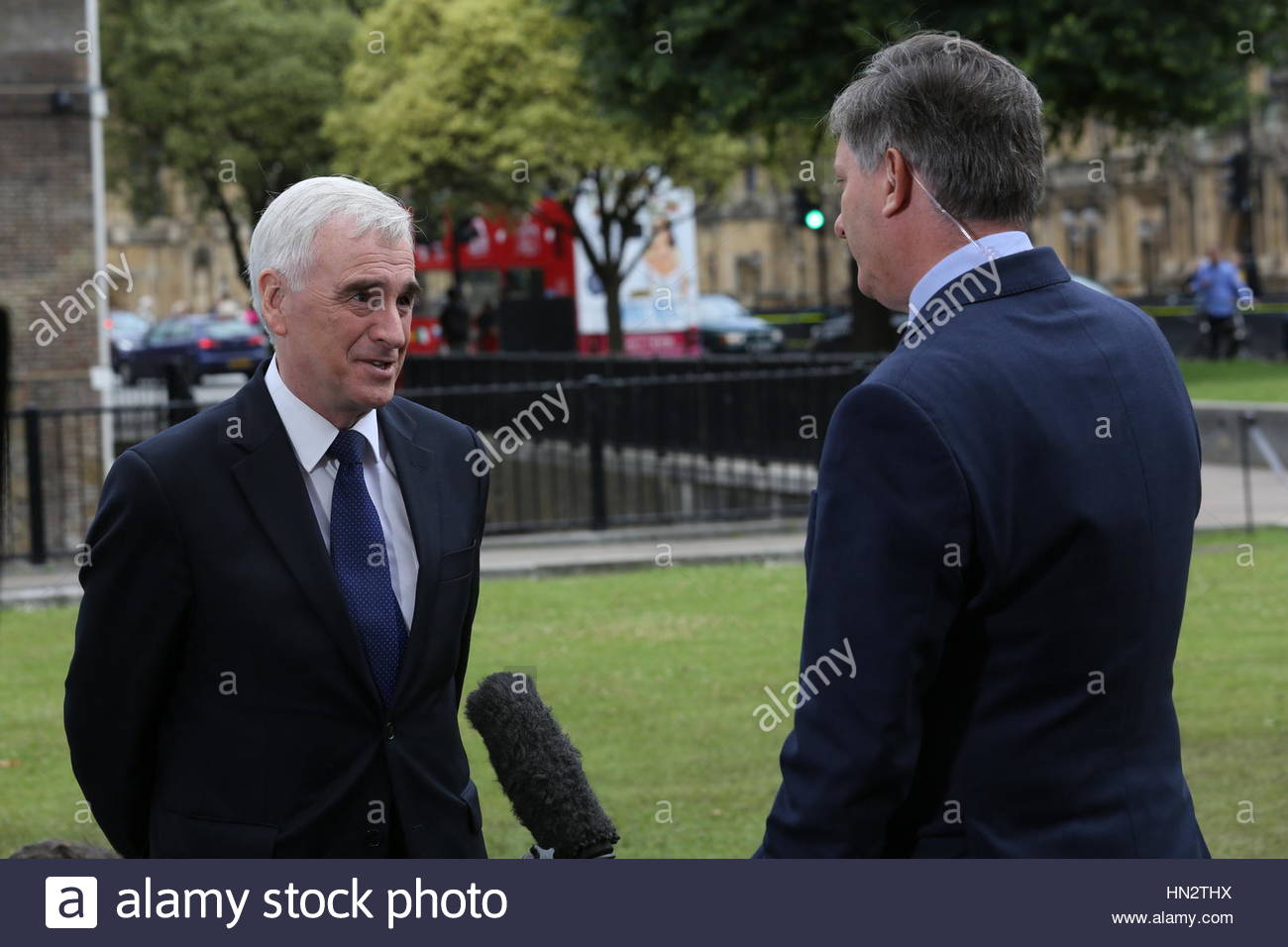 Simon McCoy interviste John McDonnell poco dopo il risultato Brexit in Westminster Londra, Regno Unito. Foto Stock