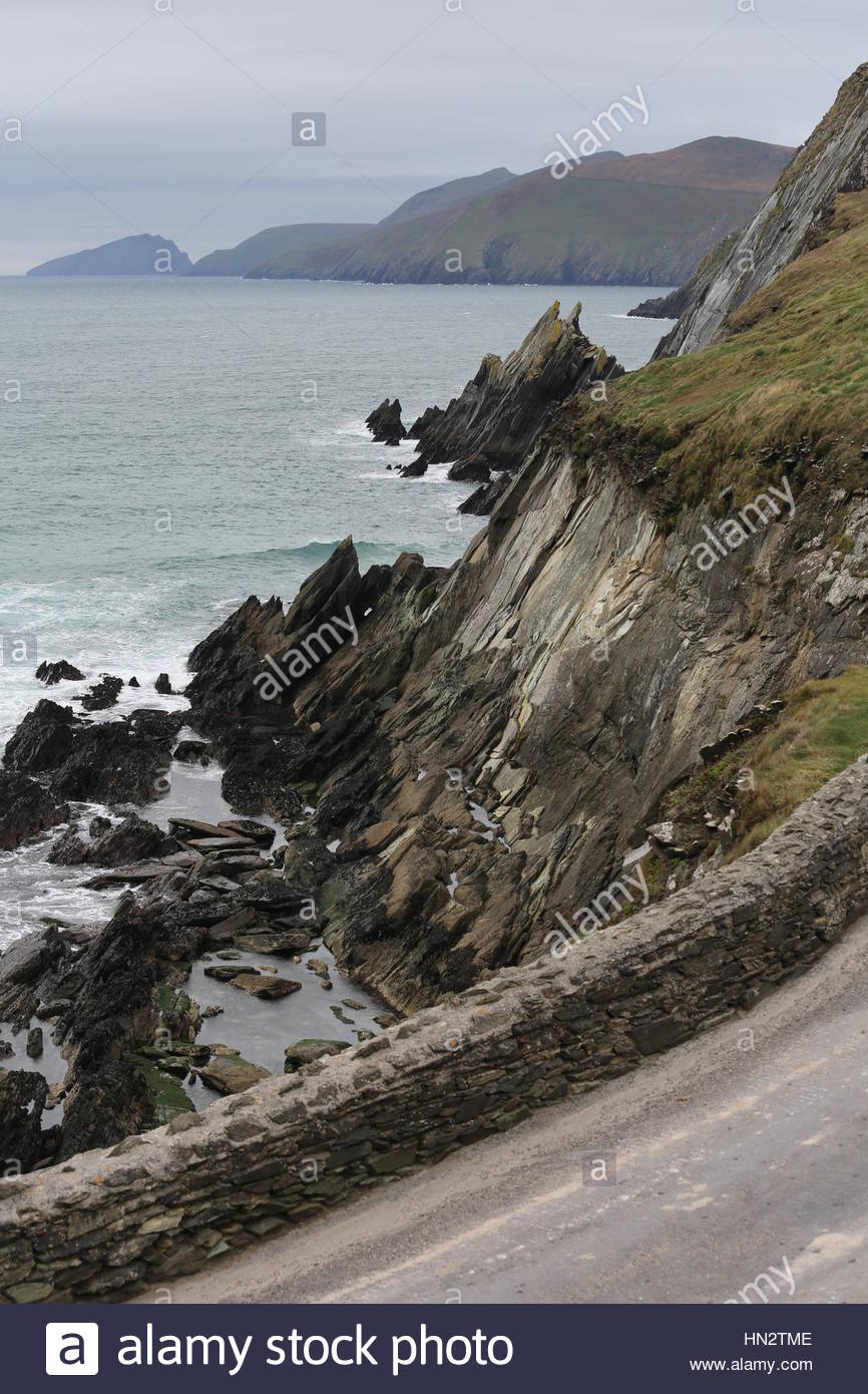 L'Irlanda in tutta la sua bellezza:l'Irlanda in tutta la sua bellezza come l'Oceano Atlantico onde infrangersi sulle rocce vicino al Grande Blasket isola al largo delle coste del Kerry un Foto Stock