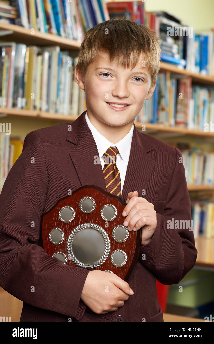 Ritratto di pupilla in uniforme tenendo Award Foto Stock