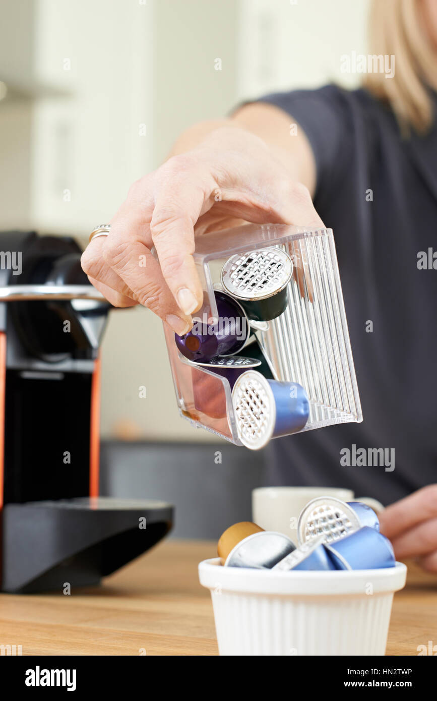 Donna di smaltire le capsule di caffè Foto Stock