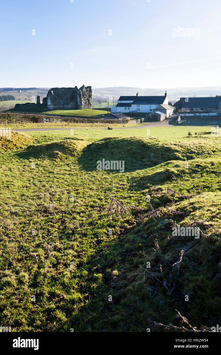 Il castello medievale visto da i resti del forte romano (Fanum Cocidi) a Bewcastle, Cumbria Regno Unito Foto Stock