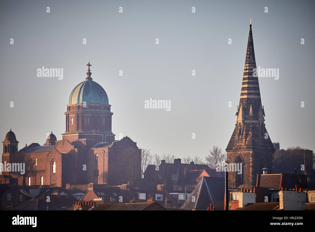 Liverpool bay sunrise a New Brighton St James & Emmanuel San Pietro e di San Paolo Romano chiese cattoliche in Wallasey, Merseyside, Wirral, Inghilterra, Regno Unito. Foto Stock