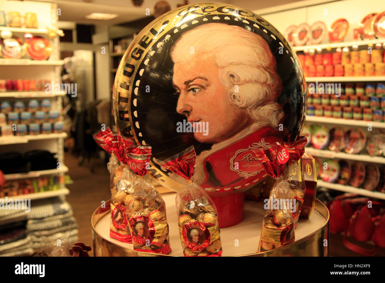 Souvenirshop con Mozartkugeln, Mozart Palle da Chocolade, Austria, Europa Foto Stock