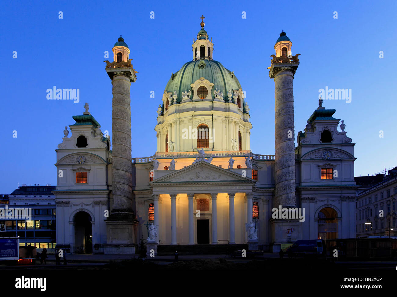 Karlskirche, la chiesa di San Carlo in serata, Karlsplatz, Vienna, Austria, Europa Foto Stock