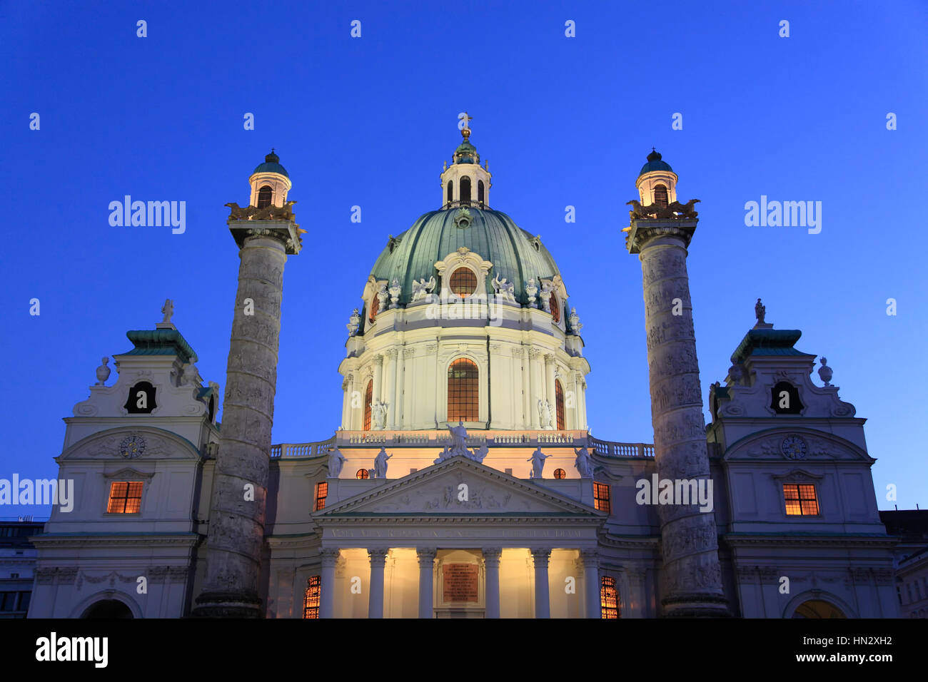Karlskirche, la chiesa di San Carlo in serata, Karlsplatz, Vienna, Austria, Europa Foto Stock