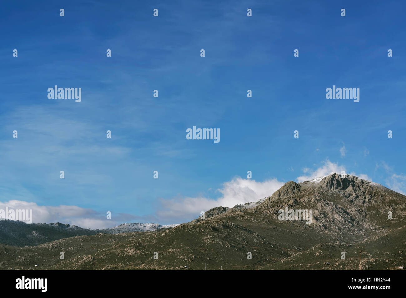 Paesaggio Innevato in inverno. Oggetto catturato dopo la tempesta di neve oltre il cielo blu sullo sfondo. Foto Stock