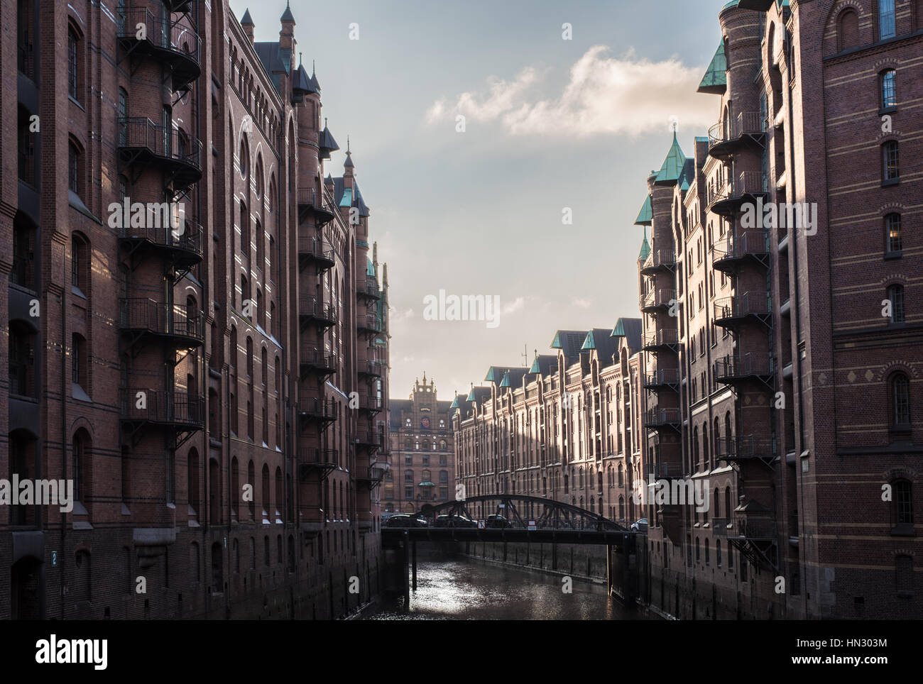 Edifici e canale nel vecchio magazzino district Speicherstadt di Amburgo, Germania Foto Stock