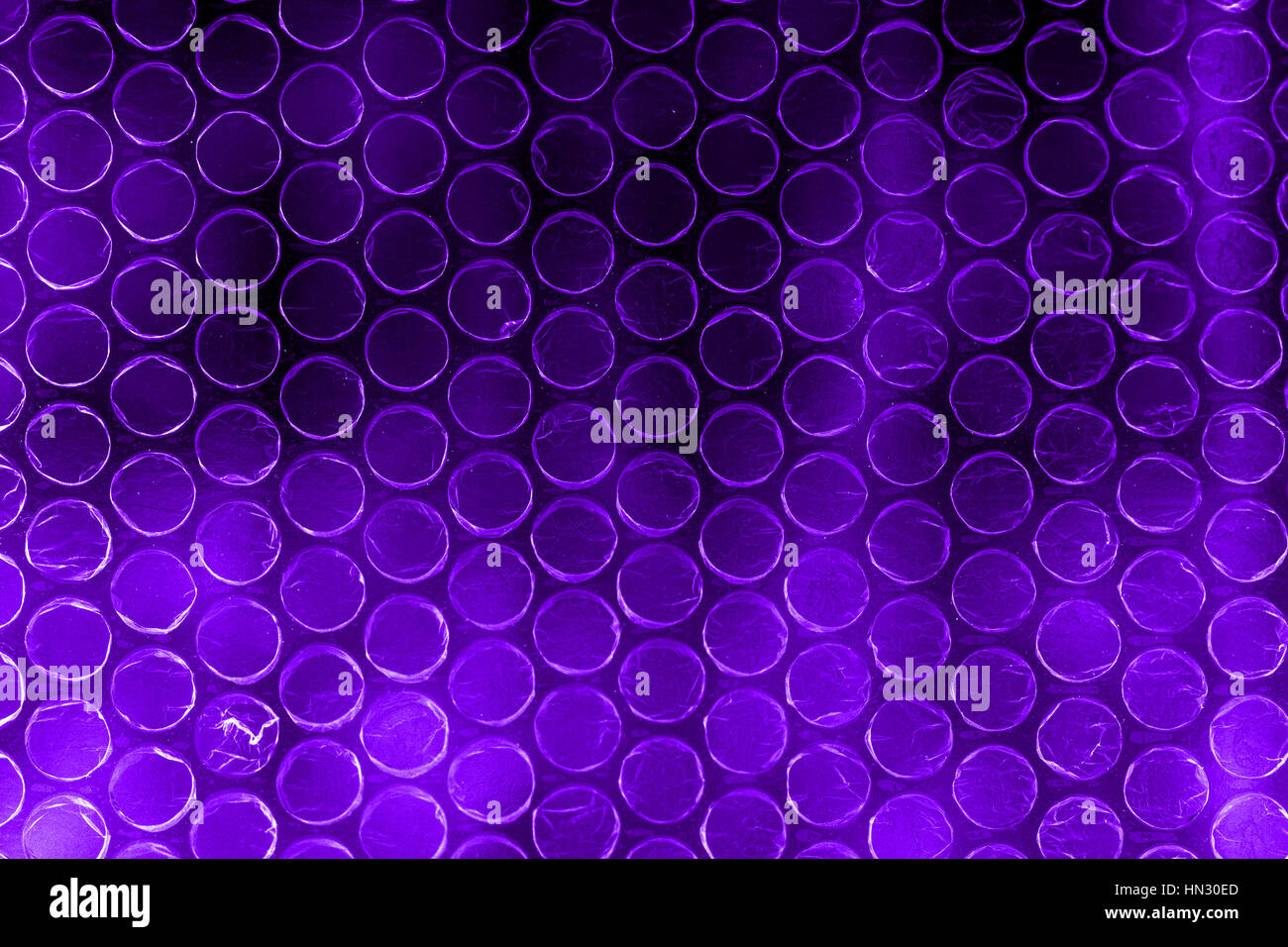 Polimero di plastica a bolle in alto contrasto vivido colore viola Foto Stock
