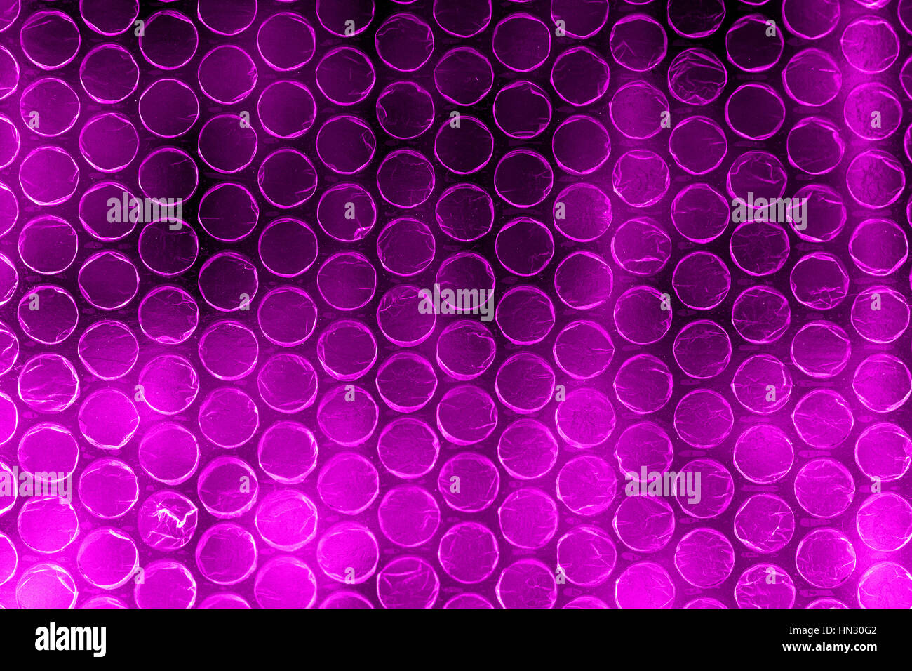 Polimero di plastica a bolle in alto contrasto vivido colore lilla Foto Stock