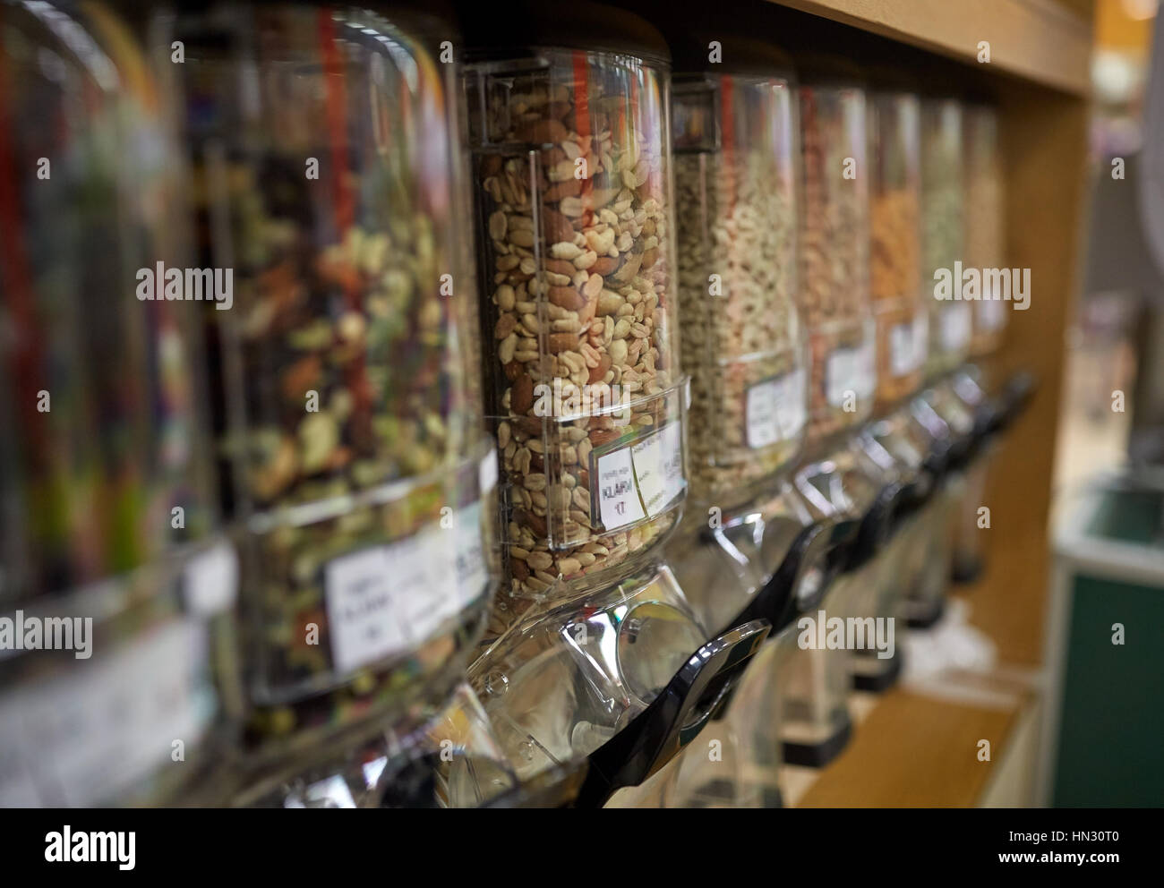 Fila di vasi con noci e semi al negozio di alimentari Foto Stock