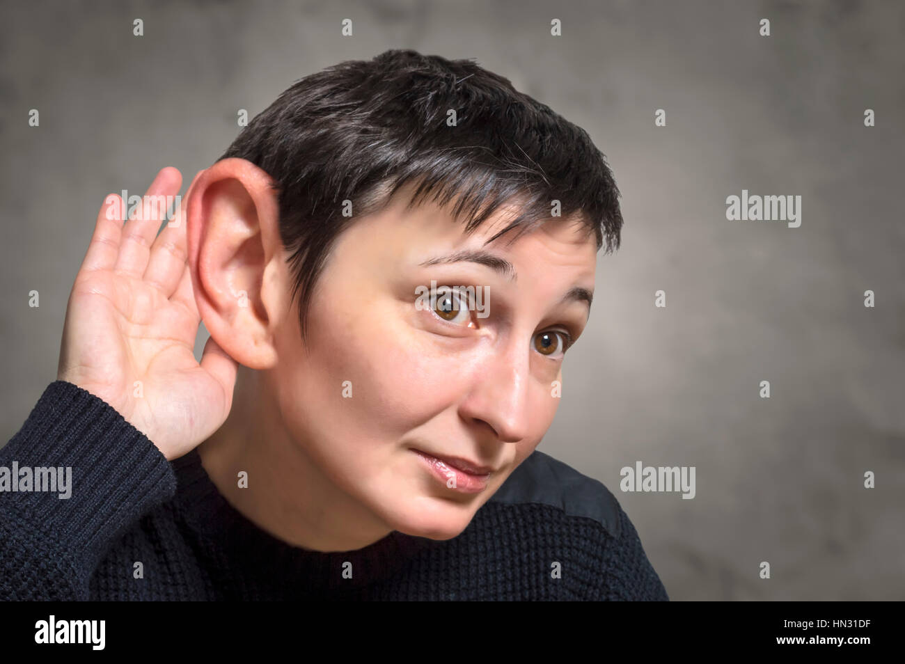 Immagine comica di grave donna con un unico grande orecchio in ascolto attento Foto Stock
