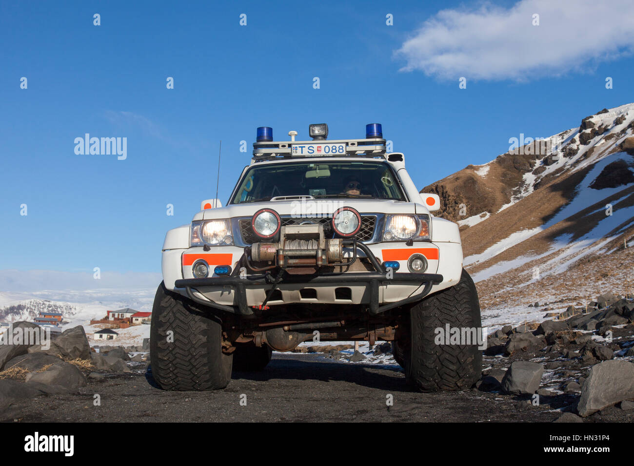 La trazione su quattro ruote Nissan Patrol SUV del Lögreglan / polizia islandese in inverno, Vik, Islanda Foto Stock
