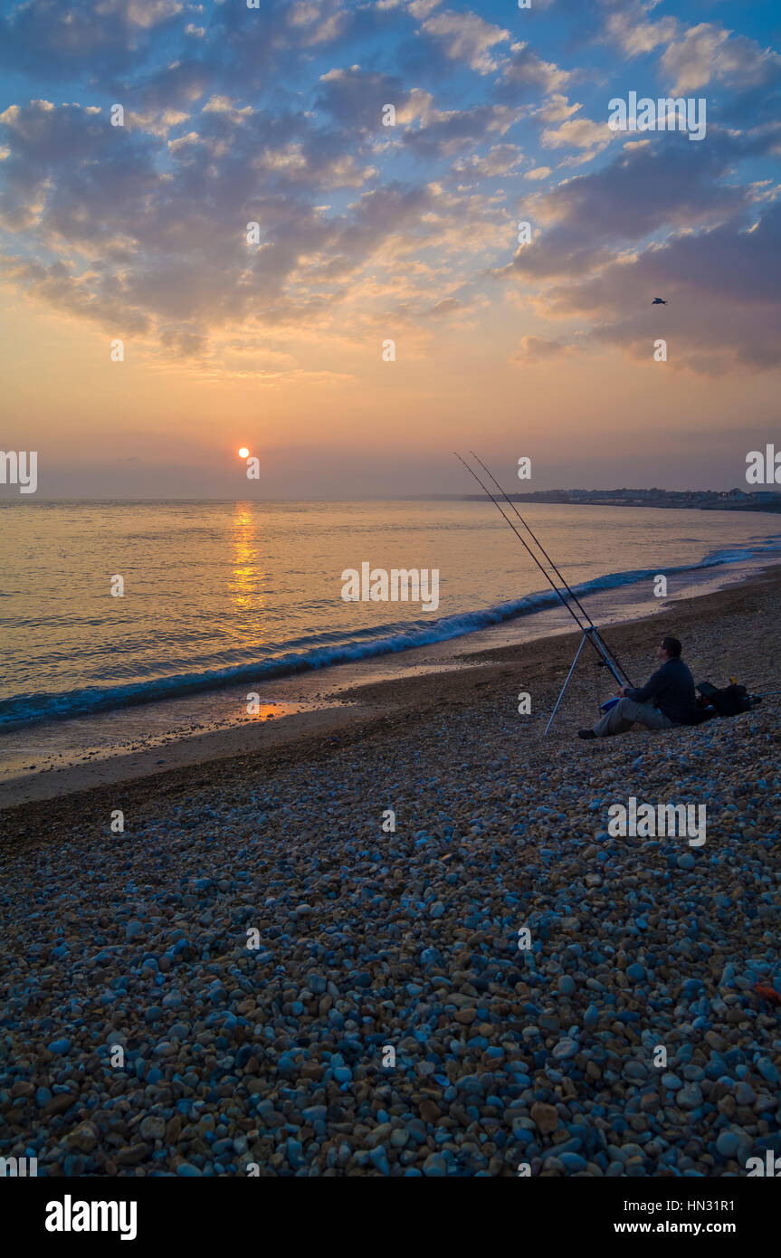La pesca notturna al tramonto a Keyhaven, Hampshire, Regno Unito. Foto Stock