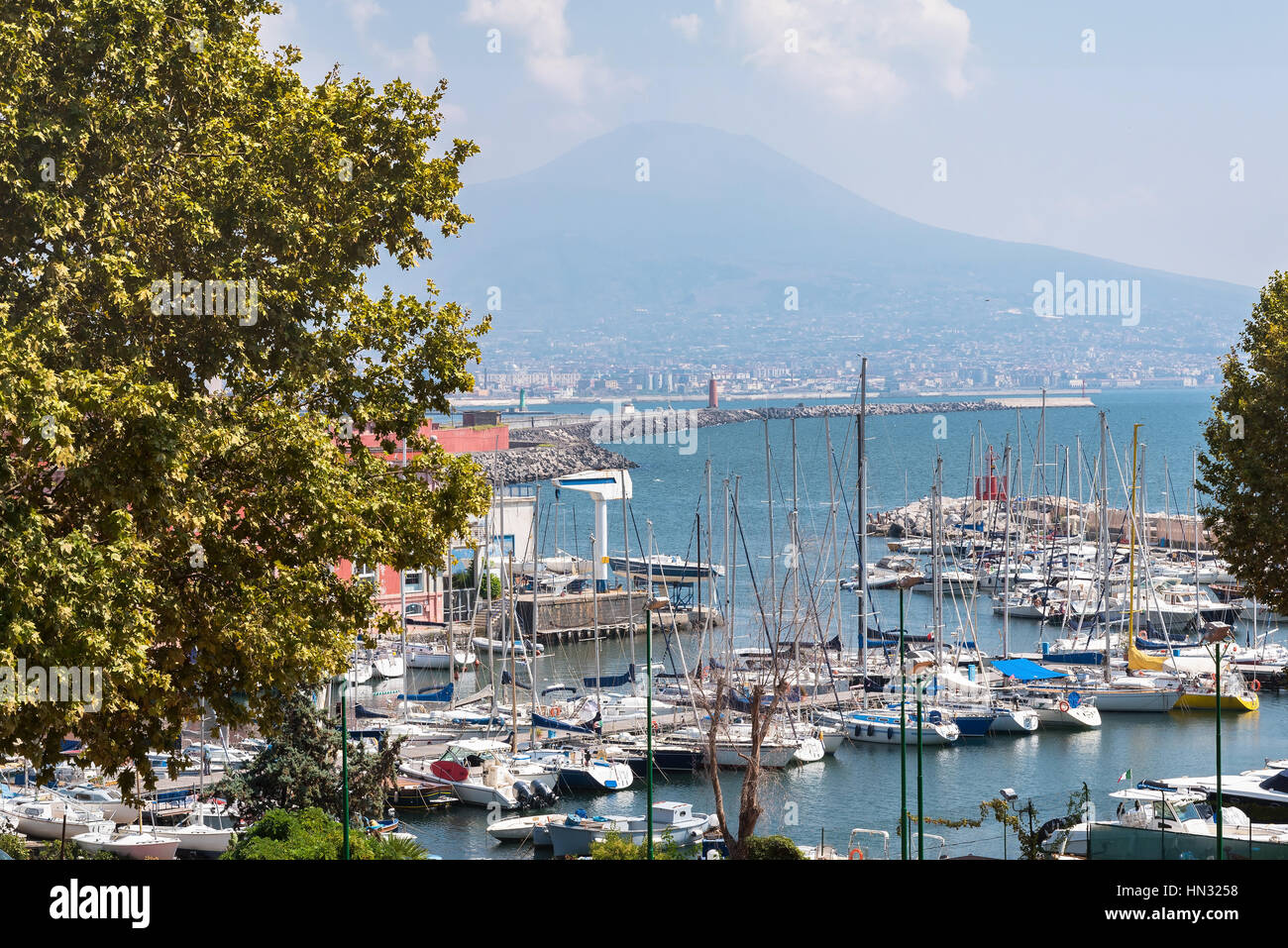 Yacht ormeggiati nel porto di Napoli con vista sul Vesuvio in background Foto Stock