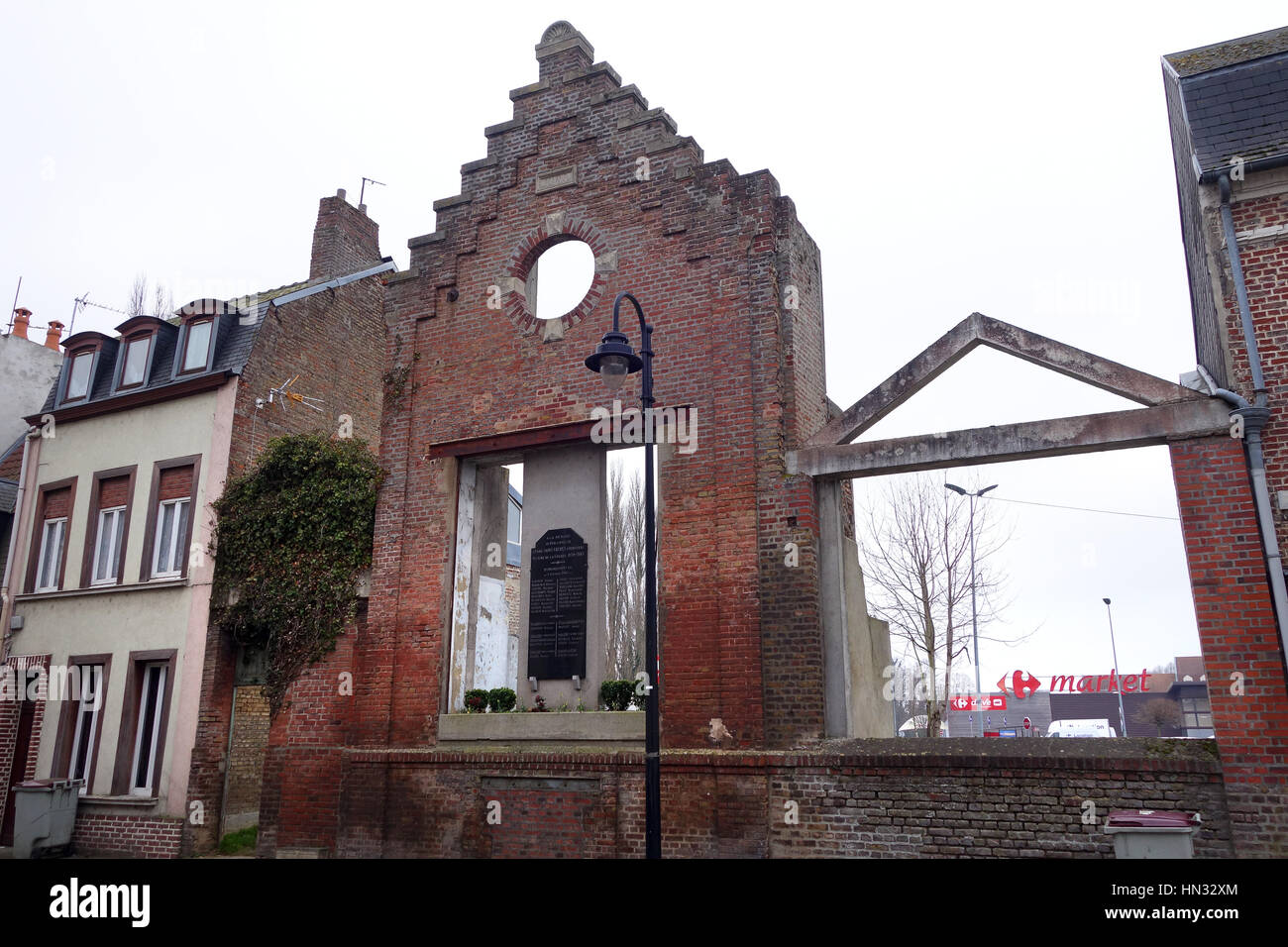 Abbeville FRANCIA SETTENTRIONALE memoriale per le vittime della RAF bombardamento in 1943 che ha causato la morte di 28 persone di cui 17 lavoratori presso il Saint Fr Foto Stock